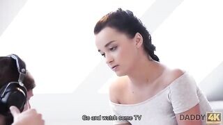 Tini bige és az koros fickó