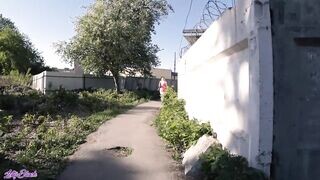 Tini csajszika lovagolja a fószer faszát