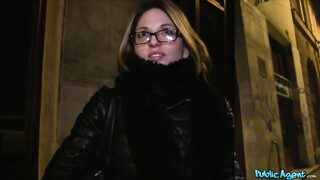 Rachel pénzért cidázza a rúdat