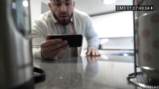 Az óriás keblű bejárónő megrakva