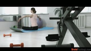 Jogázó tini csajt kúrel ánuszba az edő