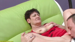 Öreg érett nő és a fiatal fickó