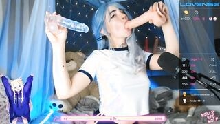 Tini csajszika kettő műfalloszt szop