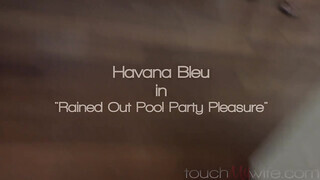 Havana Bleu várja a gigantikus dárdát