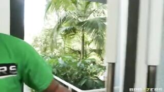 Francesca Le és a termetes faszú szerelő