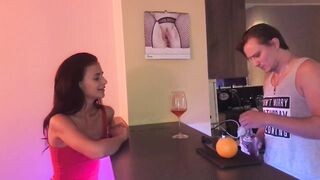 18 éves tini kufircolása a bárban