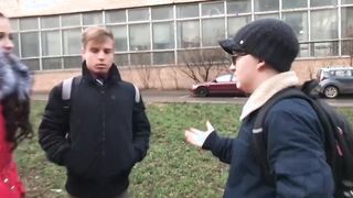 Tini nőcit a haverjai szexelik meg