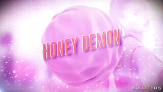 Honey Demon a bájos fitt milf mami