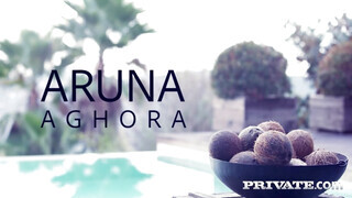 Aruna Aghora kicsike picsája finoman bekúrva
