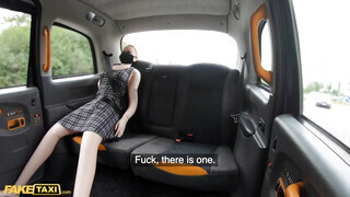 Fake Taxi - Tetkós fenekű lány lovagol
