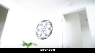 Mylf - Lilly Hall kézbe veszi a hímvesszőt