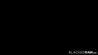 BlackedRaw - Oxana Chic tinédzser gádzsi rábukik a faszra