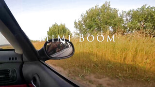 Dögös tinédzser barinő a kocsiban cidázik