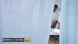 Brazzers - Bonnie Rotten púzójában az óriás pöcs