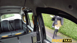 Fake Taxi - Szoknyás tinédzser csajszi a taxissal hancúrozik