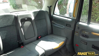 Fake Taxi - Candice szopja a taxis faszát