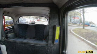Fake Taxi - Victoria Pure lovagol a taxis cerkáján