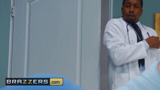 Brazzers - Nina Dee popsiját a doktor keféli