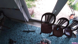 Kitetovált orosz fiatal csaj a medencénél baszik