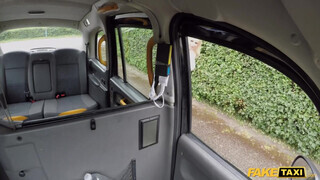Fake Taxi - Tara Spades melle közé veszi a farkat