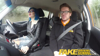 Fake Driving School - kékhajú maca popsiba akarja