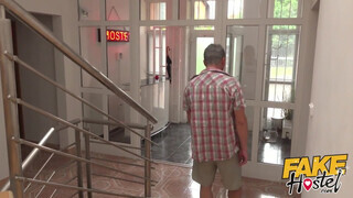 Fake Hostel - Tini turista pipi punciba baszva