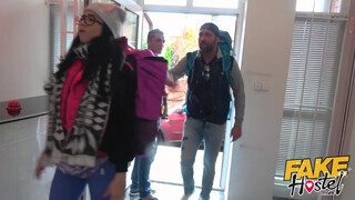Fake Hostel - Brazil pipi a hapsija előtt kupakol