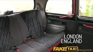 FakeTaxi - műcsöcsös csajszika szeret herét nyalni