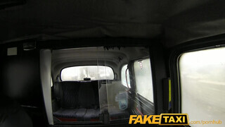 FakeTaxi - tetkós nőci bekúrva a hátsó ülésen