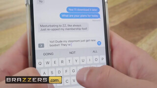 Brazzers - Alexis Fawx a gigászi tőgyes nevelő anya