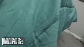 Mofos - Ashly Anderson termetes pélót kap a muffjába
