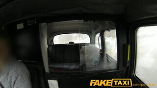 Faketaxi óriási csöcsök és szopós száj