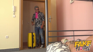 Fake Hostel szűk pinájú olasz csajszika és dupla kuki