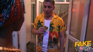 Fake Hostel afrikai maca és egy kolumbiai bula közösen
