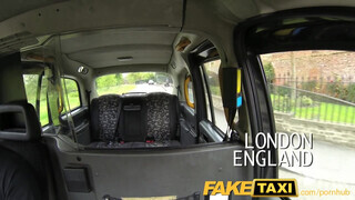 FakeTaxi pornósnak készülő vagina megmutatja mit tud