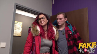 Tini pipi kikezd a szobatársával - Fake Hostel