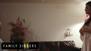 FamilySinners - India Summer a férje fiával kamatyol félre