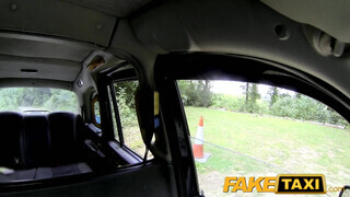 FakeTaxi még a sofőr popóját is kinyalja a bige