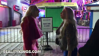 Reality Kings - Carmen Caliente & Kendra Sunderland letámadnak egy pasast