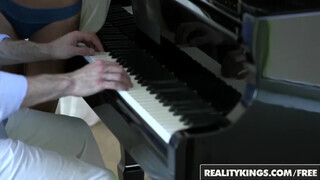 Reality Kings - a vékonyka pici tinédzser szépen elélvez