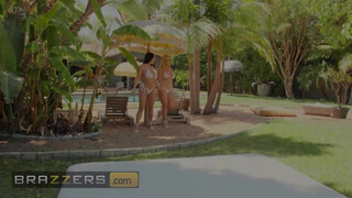 Brazzers - Angela White és Savannah Bond leápolják a bájdorongot
