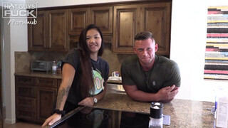 Hot guys fuck - dagi faszi legyalázza a pici thai nőcit