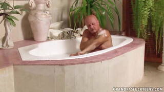 George Bácsi kinyalatja a popóját dugás előtt