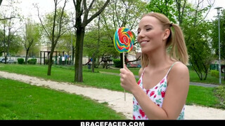 BraceFaced - foncsikos és fogszabályzós fiatal lány