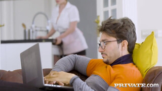 Private-com - Alice Wayne a gigászi kannás szobalány