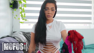Mofos - Mj Fresh a bombázó termetes tőgyes fiatal