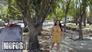 Mofos - Angela White élvezi ha keményen döngetik