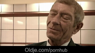 Magyar pornós szuka közösül idős pacákkal - Oldje