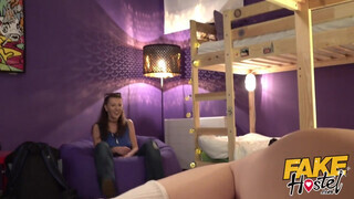Három lezbi csajszi kényezteti egymást - Fake Hostel