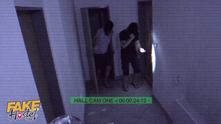 Fiatal bigét kúrnak a rabló srácok - Fake Hostel